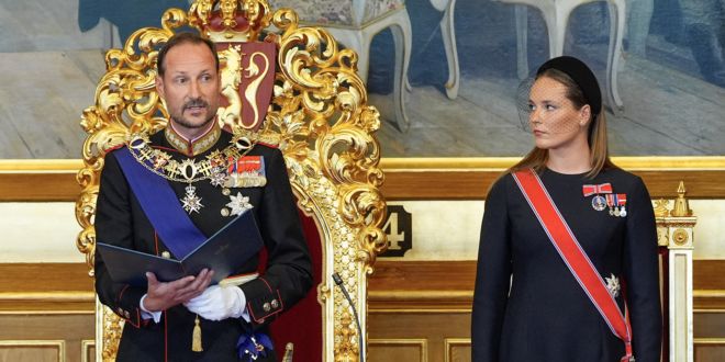 Il discorso del re Haakon VIII che giura fedeltà alla Costituzione. Mette-Marit è la grande assente