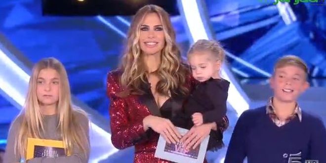 Ilary Blasi, la grande sorpresa in diretta tv: i figli Cristian, Chanel e Isabel la fanno (quasi) commuovere. Guarda il video