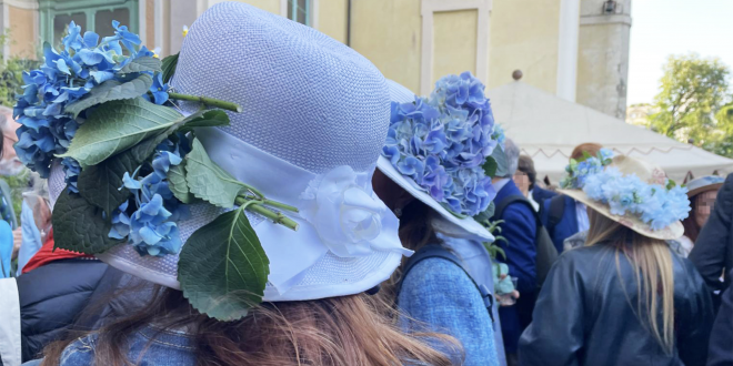 Moda, la sfilata dei cappelli più curiosi tra i fiori di Orticola