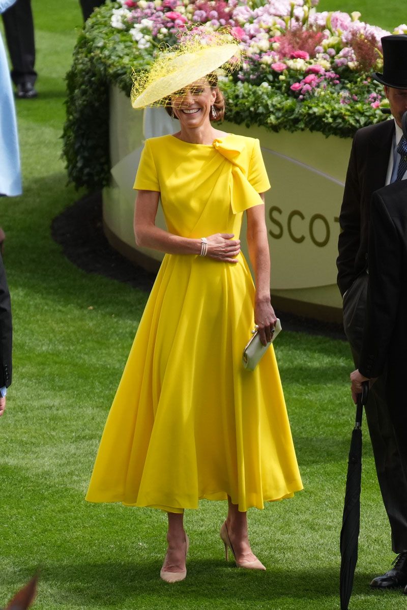 Kate Middleton, shining like the sun in a yellow dress and hat, at Royal Ascot 2026 alongside her husband William of England (Ipa)