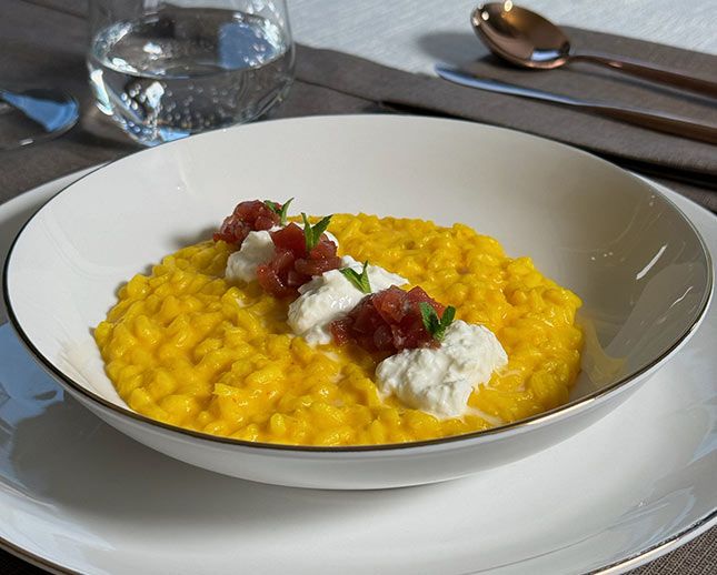 Risotto allo zafferano con tartare di tonno e burrata