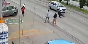 Bimba corre in mezzo alla strada, lo spettacolare salvataggio di un passante