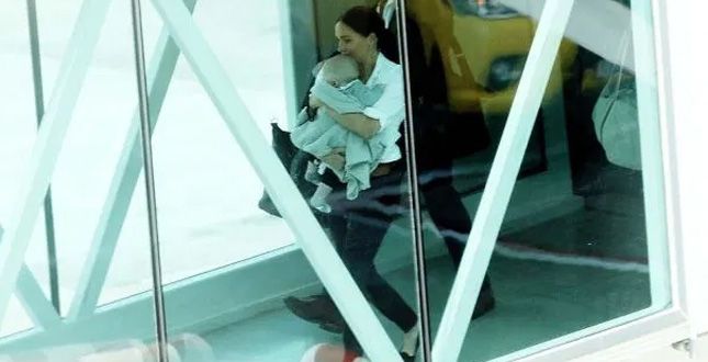 Meghan Markle si tiene stretto Archie e sta lontana da Harry. Foto e video