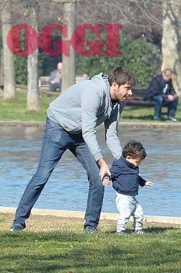 Alessandro Di Battista al parco giochi con il figlio Andrea e la compagna Sahra: in politica e in famiglia… sta in panchina! – FOTO ESCLUSIVE