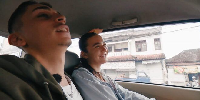 Chanel Totti usa il suo cognome per strappare un passaggio in Indonesia