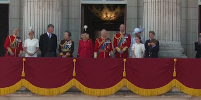 Carlo d’Inghilterra, l’affaccio dal balcone di Buckingham Palace con tutta la famiglia