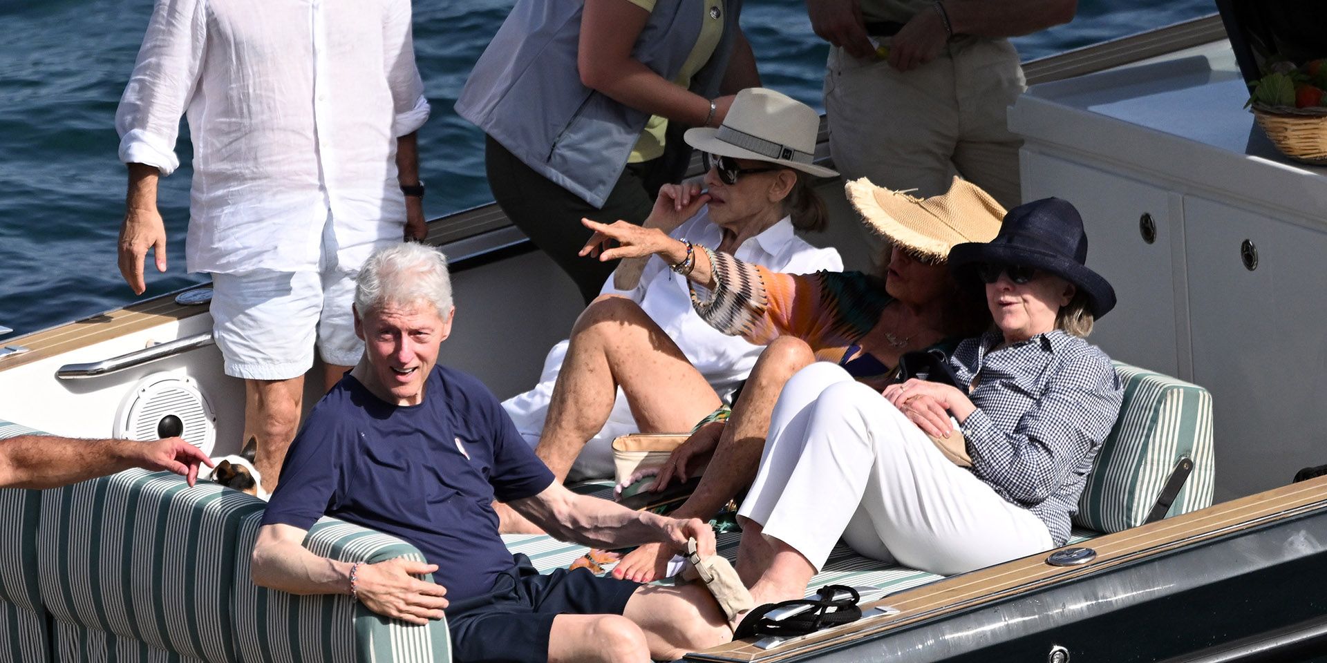 Bill e Hillary Clinton in vacanza insieme in barca lungo la Costiera Amalfitana