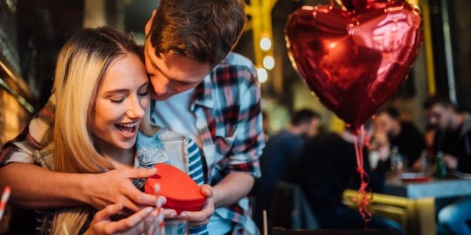 Cioccolato, calici, dolci e tanti cuori per San Valentino