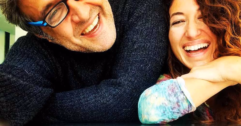 Flavio Insinna e la fidanzata Adriana Riccio: 13 anni di differenza e tantissimo amore… Guarda le foto private - immagine