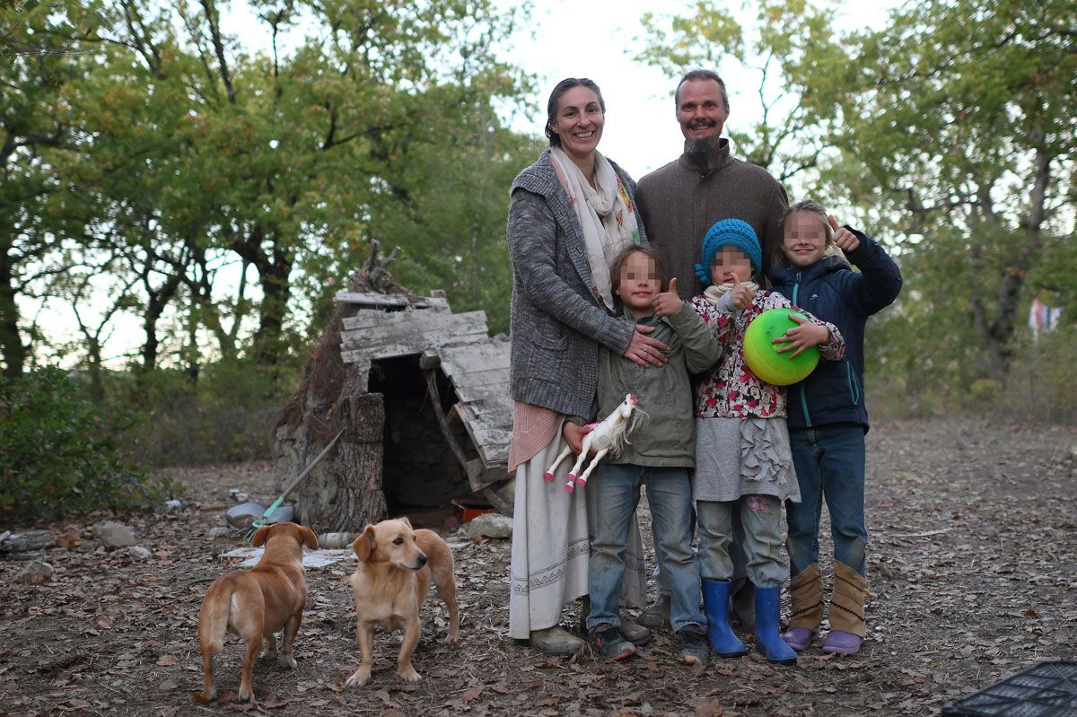 Catherine Birmingham, a 45-year-old Australian, former riding teacher, and her English husband Nathan Trevallion, 51, a cabinetmaker, lived with their three children, an eight-year-old and six-year-old twins, in a former farmhouse surrounded by animals and silence, a few kilometers from the sea of Vasto, in the province of Chieti, in a forest of Palmoli. Now they defend their life choice (Today)