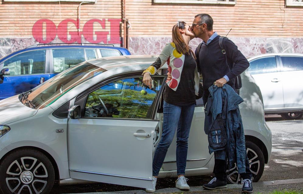 Amadeus con la moglie Giovanna Civitillo: un bacio tira l’altro – FOTO ESCLUSIVE