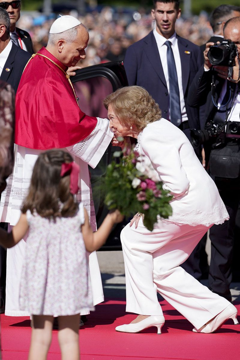 Queen Sofia greets Pope Leone When the preghiera davanti alla patron saint, the Pope has deposited on his foot the Rose d'Oro, a personal richness and eccezionale with whom i Papi honored the images of the Vergini (IPA)