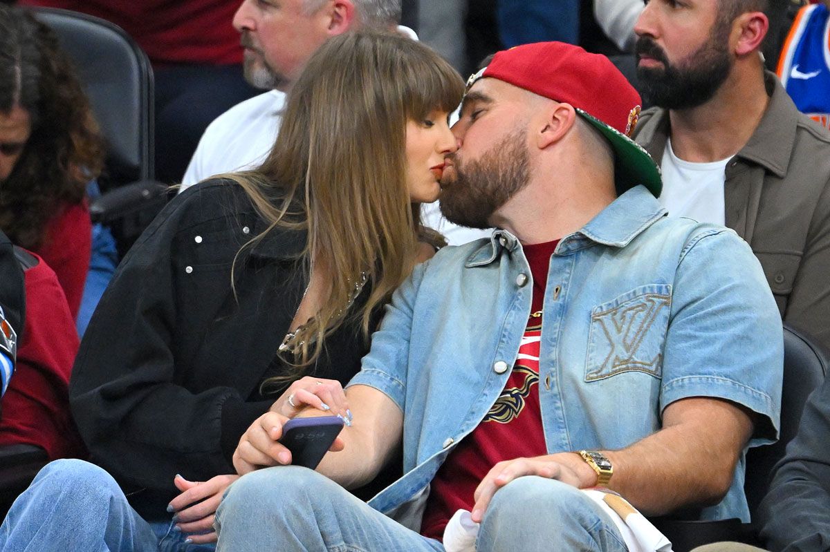 Taylor Swift and Travis Kelce, kisses and... nap on the sidelines of game 3 between the Cleveland Cavaliers and the New York Knicks in marriage (Gettyimages)