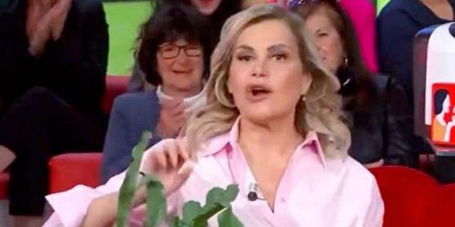 Simona Ventura e la grande paura per la paresi al viso: “Mi sono svegliata così”