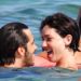 Matilda De Angelis esce dall'acqua su un affollatissimo litorale pugliese e in acqua scherza e ride con l'attuale fidanzato, il collega Enrico Borello