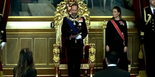 Haakon VIII giura davanti a Parlamento: al suo fianco Ingrid Alexandra