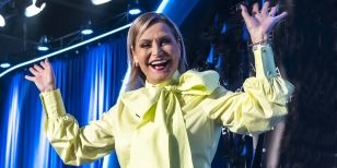Simona Ventura: «Ero incinta e Lele Mora scoppiò a piangere, perché ero la sua “gallina dalle uova d’oro”»