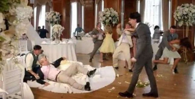 Lo sposo si apparta con la testimone… e il matrimonio finisce in rissa ...