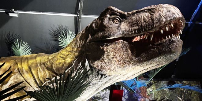 Jurassic World a Milano: la mostra dove si cammina tra dinosauri a grandezza naturale
