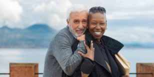 Il ciclone Whoopi Goldberg irrompe in Un posto al sole, la serie italiana più longeva - immagine