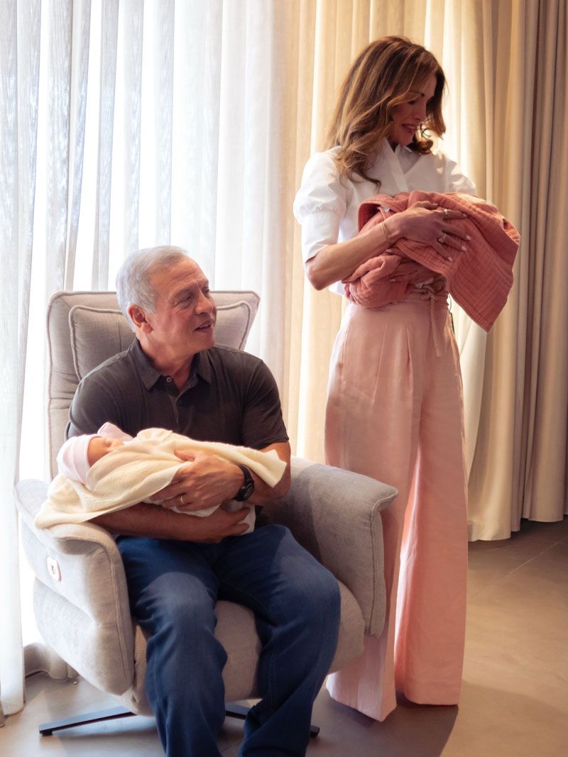 Iman Di Giordania Mamma Di Due Gemelle Le Foto Con Nonna Rania iman-di-giordania-mamma-di-due-gemelle-le-foto-con-nonna-rania