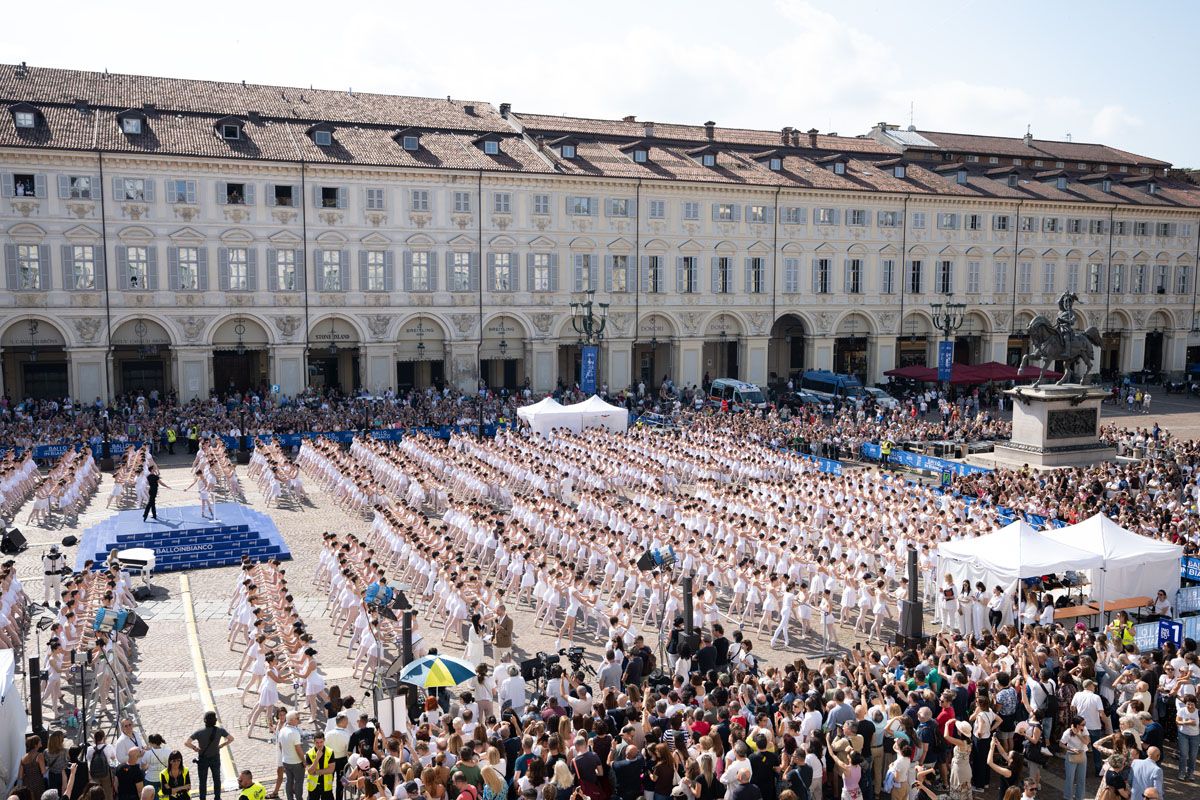 Roberto Bolle, protagonist with 2 thousand dancers of «Ballo in bianco» in Turin 