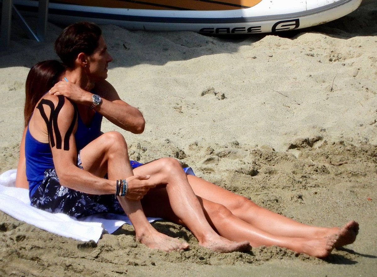 Pier Silvio Berlusconi and Silvia Toffanin sulla spiaggia di Portofino dopo l'incidente stradale che ha coinvolto, in particolare - come si può vedere - la spalla destra (da ufficio stampa Mediaset)