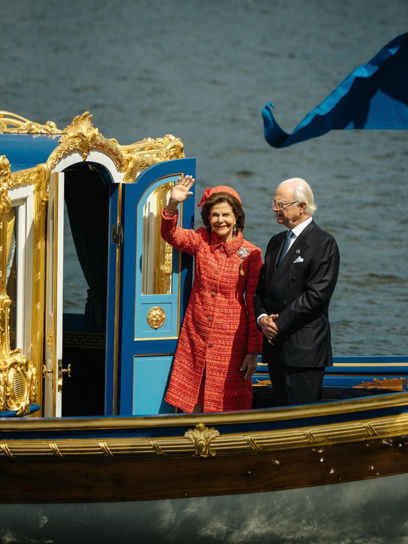 Festa grande a Stoccolma per le nozze d'oro di Carl Gustaf e Silvia di Svezia: daytime celebrations with passeggiata in carrozza e Brief crociera sui canali di Stoccolma. And, to follow, the gala concert and the private dinner at the Palazzo Reale with the entire Riunita royal family (Instagram)