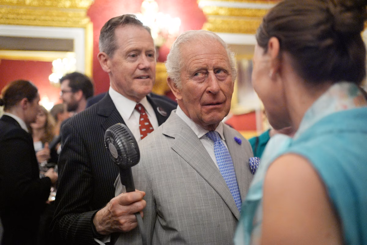Re Carlo d'Inghilterra soffre il caldo... alla conferenza sul clima al St James's Palace di Londra! Si asciuga più volte con il fazzoletto e qualcuno gli tiene un ventilatore davanti al viso (Gettyimages)