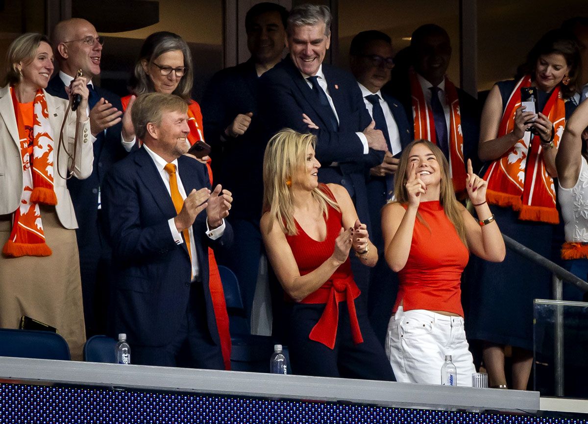Representatives of the Dutch family (Willem Alexander, Maxima and Ariane) cheer in the grandstand, first in Houston, then in Kansas City, for the Dutch colors and for those of Curacao, which is part of the Kingdom of the Netherlands (Getty)