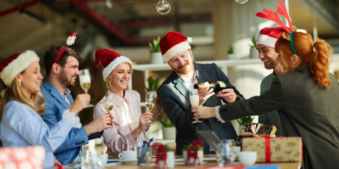 Natale: dallo scambio di regali con le amiche alle cene di lavoro come essere chic e alla moda