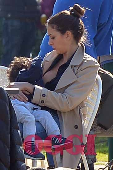 Alessandro Di Battista al parco giochi con il figlio Andrea e la compagna Sahra: in politica e in famiglia… sta in panchina! – FOTO ESCLUSIVE