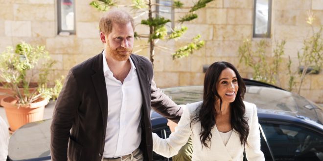 La nuova vita dei duchi di Sussex: Harry casalingo con i figli, Meghan sempre in viaggio e le vacanze negli Stati Uniti (per evitare William)
