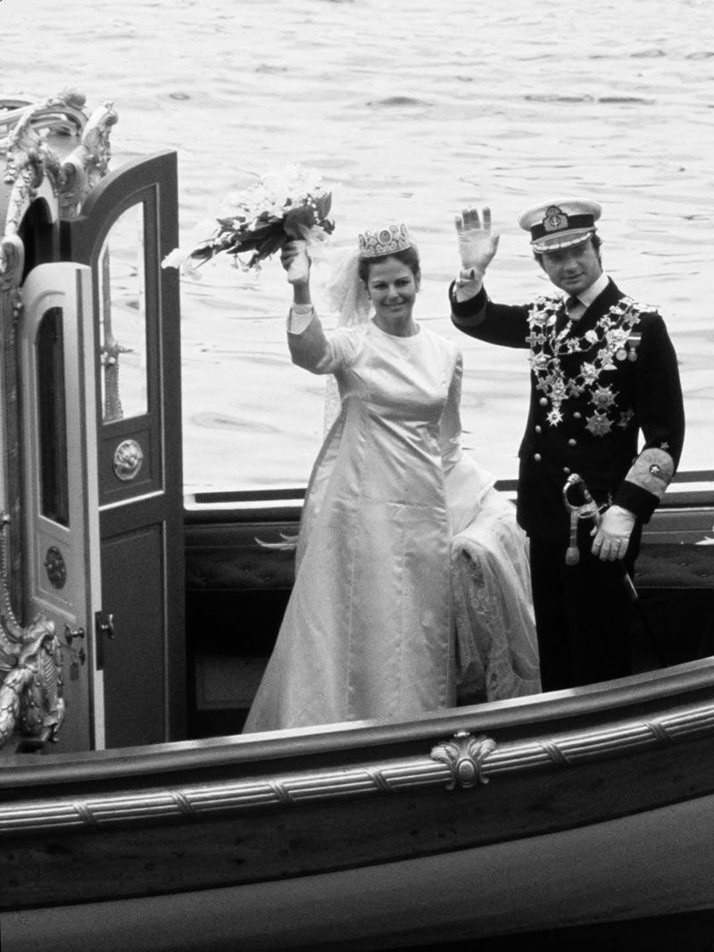 Festa grande a Stoccolma per le nozze d'oro di Carl Gustaf e Silvia di Svezia: daytime celebrations with passeggiata in carrozza e Brief crociera sui canali di Stoccolma. And, to follow, the gala concert and private dinner at the Palazzo Reale with the entire Riunita royal family. A photo of the marriage, celebrated on June 19, 1976 (Instagram)