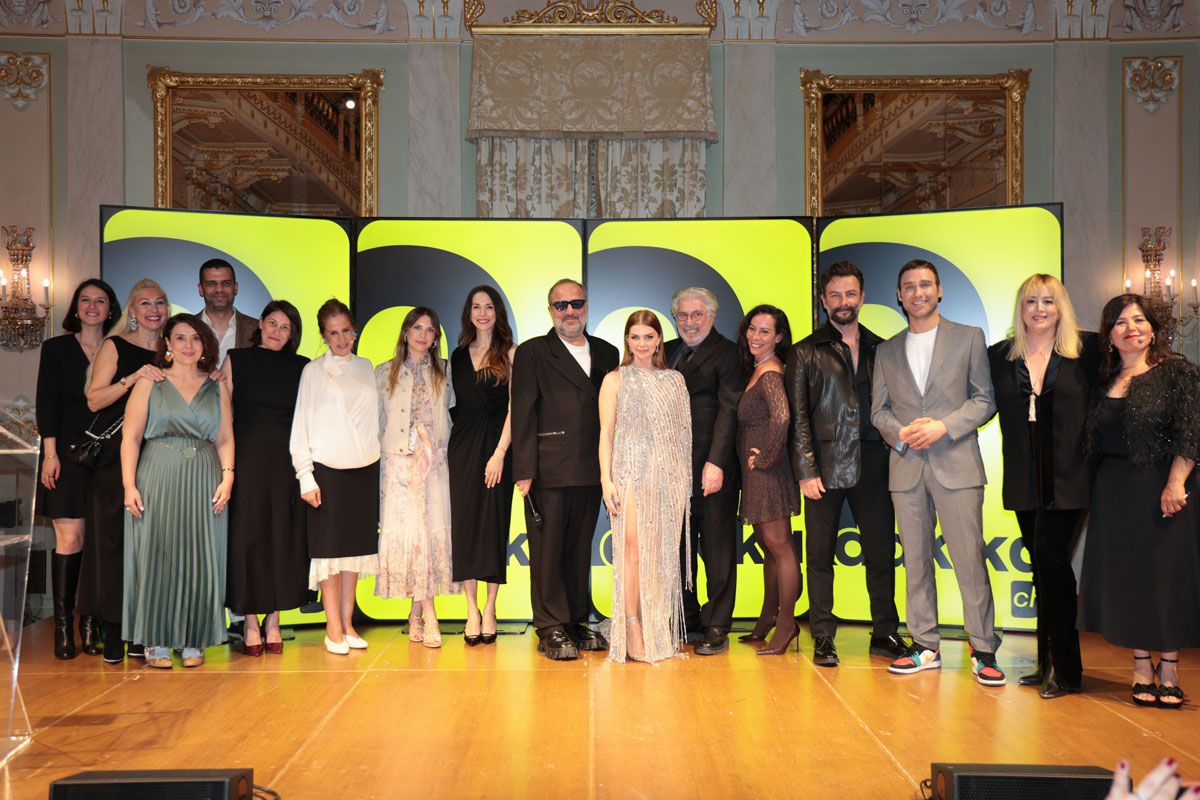 İki Dakika Creative House arrives in Italy: the new language of vertical series for social media makes its debut. The first Italian production announced in Venice. In the photo: Duygu Coskunseda, Pelin Akat, Ceren Özmen, Ilker Ündes, Ozden Bal, Ilkin Kavukcu, Eda Ece, Ece Yosmaoğlu, Musrafa Kotan, Pelin Karahan, Erdal Ozyagcilar, Zeynep Ozyagcilar, Gokberk Demirci, Seckin Ozdemir, Melisa Dogu (press office)