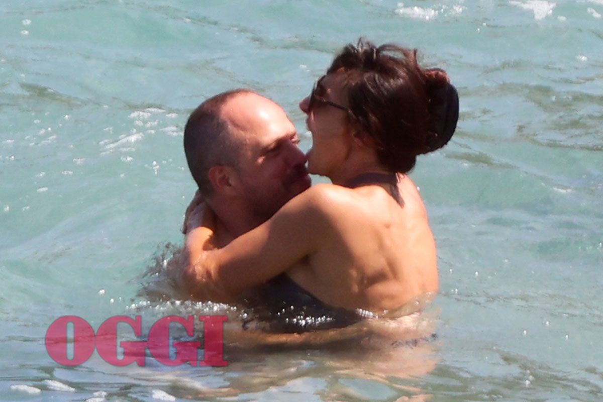 La terza vita di Ambra Angiolini con Pico Cibelli: felice come una ragazzina nel mare di Taormina (Oggi)