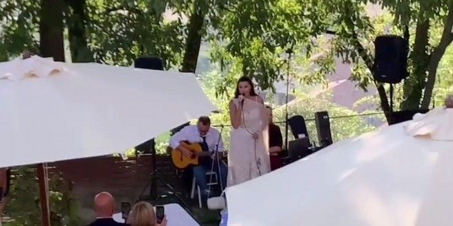 Luisa Corna canta Caruso al suo matrimonio: commovente
