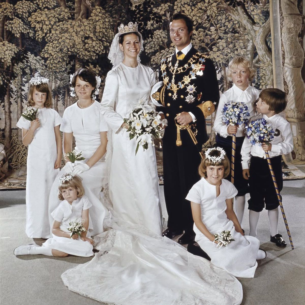 Festa grande a Stoccolma per le nozze d'oro di Carl Gustaf e Silvia di Svezia: daytime celebrations with passeggiata in carrozza e Brief crociera sui canali di Stoccolma. And, to follow, the gala concert and private dinner at the Palazzo Reale with the entire Riunita royal family. A photo of the marriage, celebrated on June 19, 1976 (Instagram)