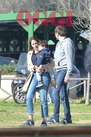 Alessandro Di Battista al parco giochi con il figlio Andrea e la compagna Sahra: in politica e in famiglia… sta in panchina! – FOTO ESCLUSIVE