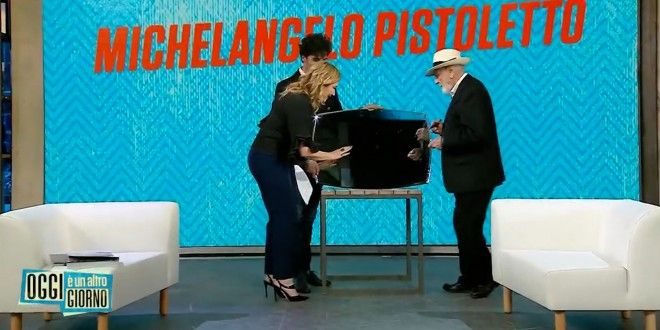 Serena Bortone e lo specchio autografato da Pistoletto in diretta