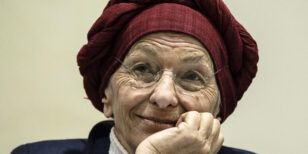 Emma Bonino ricoverata in codice rosso a Roma: «Grave, ma vigile e lucida»