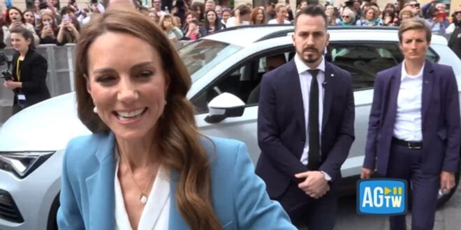 Kate Middleton arriva in Italia, e alla folla: «Come stai?»