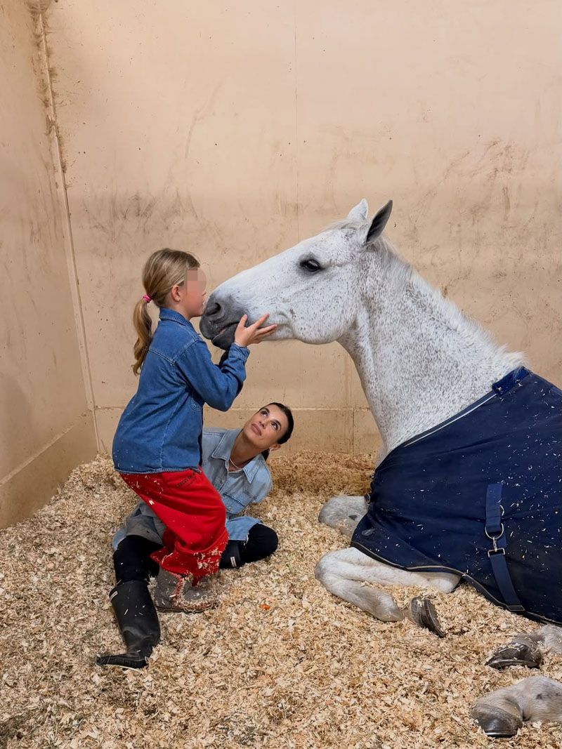 Elisabetta Canalis with the figlia Skyler Eva and a horse (instagram)