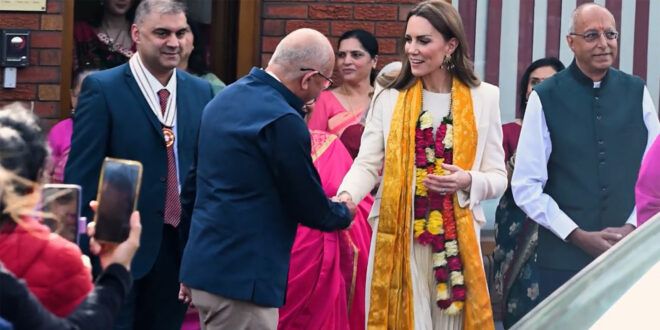 Kate Middleton omaggia la comunità indiana all’Holi Festival hindu