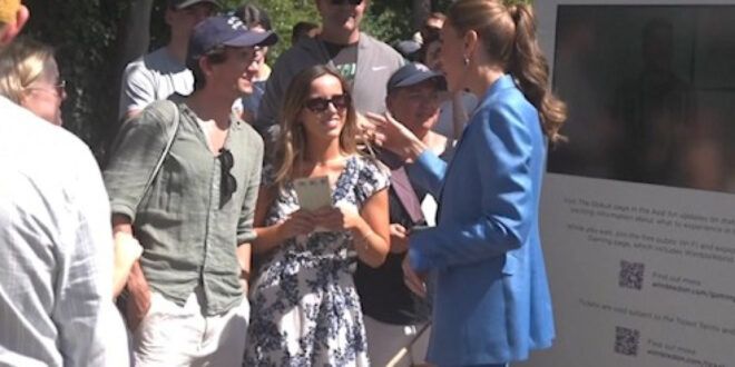Kate Middleton torna a Wimbledon, il bagno di folla tra foto e sorrisi