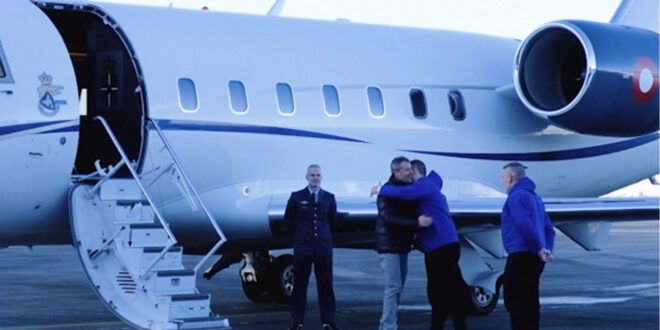 Frederik di Danimarca, l’abbraccio con il premier groenlandese