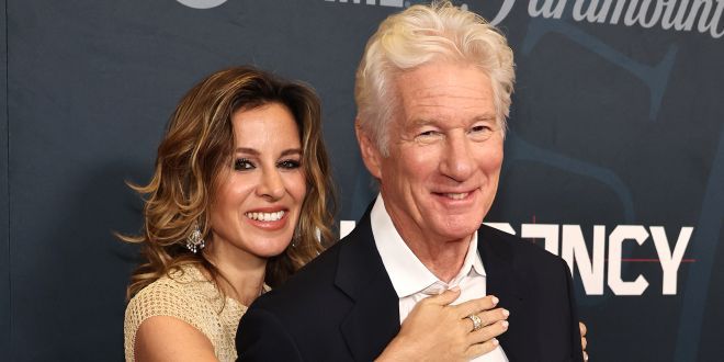 Richard Gere compie 77 anni, ma non c’è spazio per la festa: «Il mio cuore è devastato per il Nepal e il Tibet»