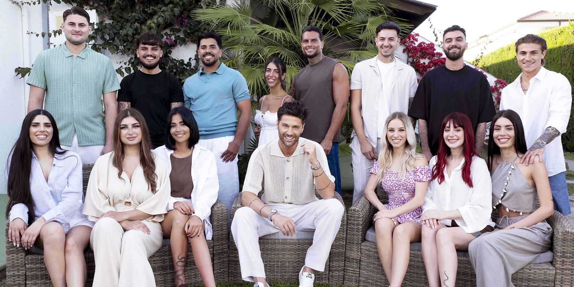 Il cast di Temptation Island 2026 insieme al conduttore Filippo Bisciglia