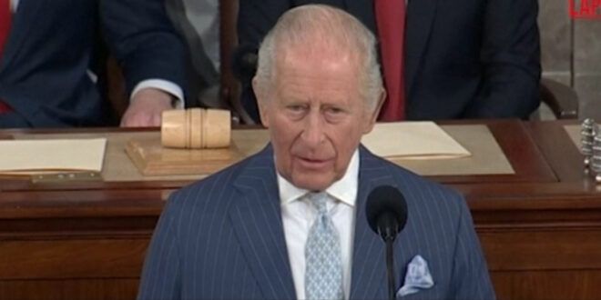 Re Carlo chiude la porta a Harry e Meghan: «Restano fuori dalla famiglia reale»