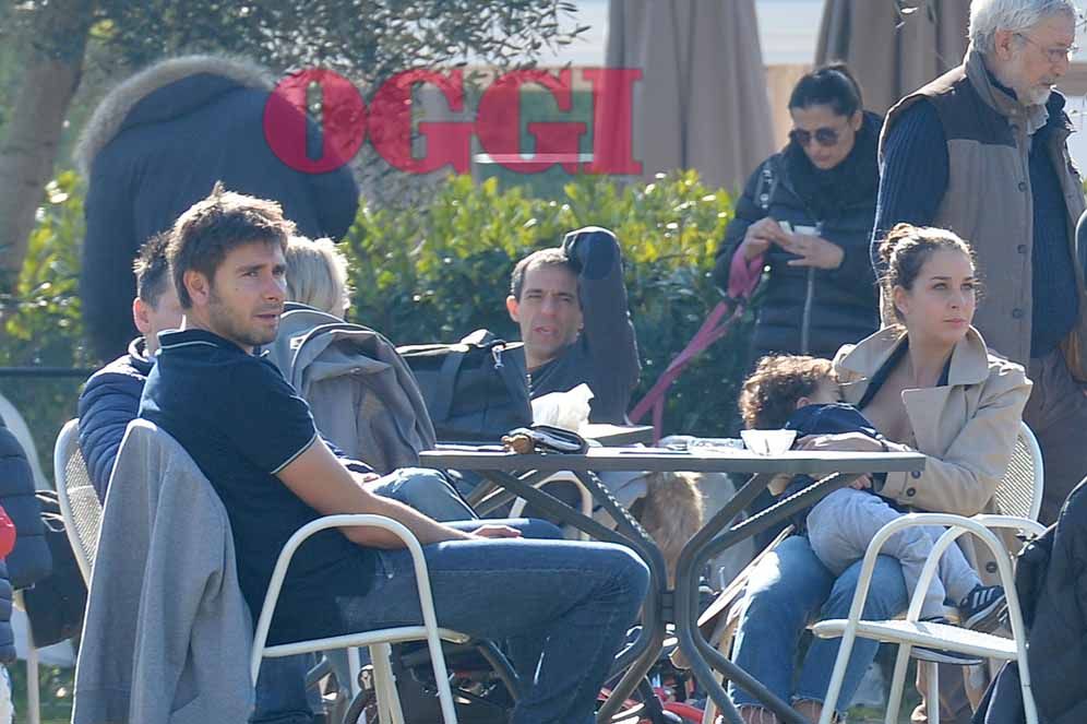 Alessandro Di Battista al parco giochi con il figlio Andrea e la compagna Sahra: in politica e in famiglia… sta in panchina! – FOTO ESCLUSIVE